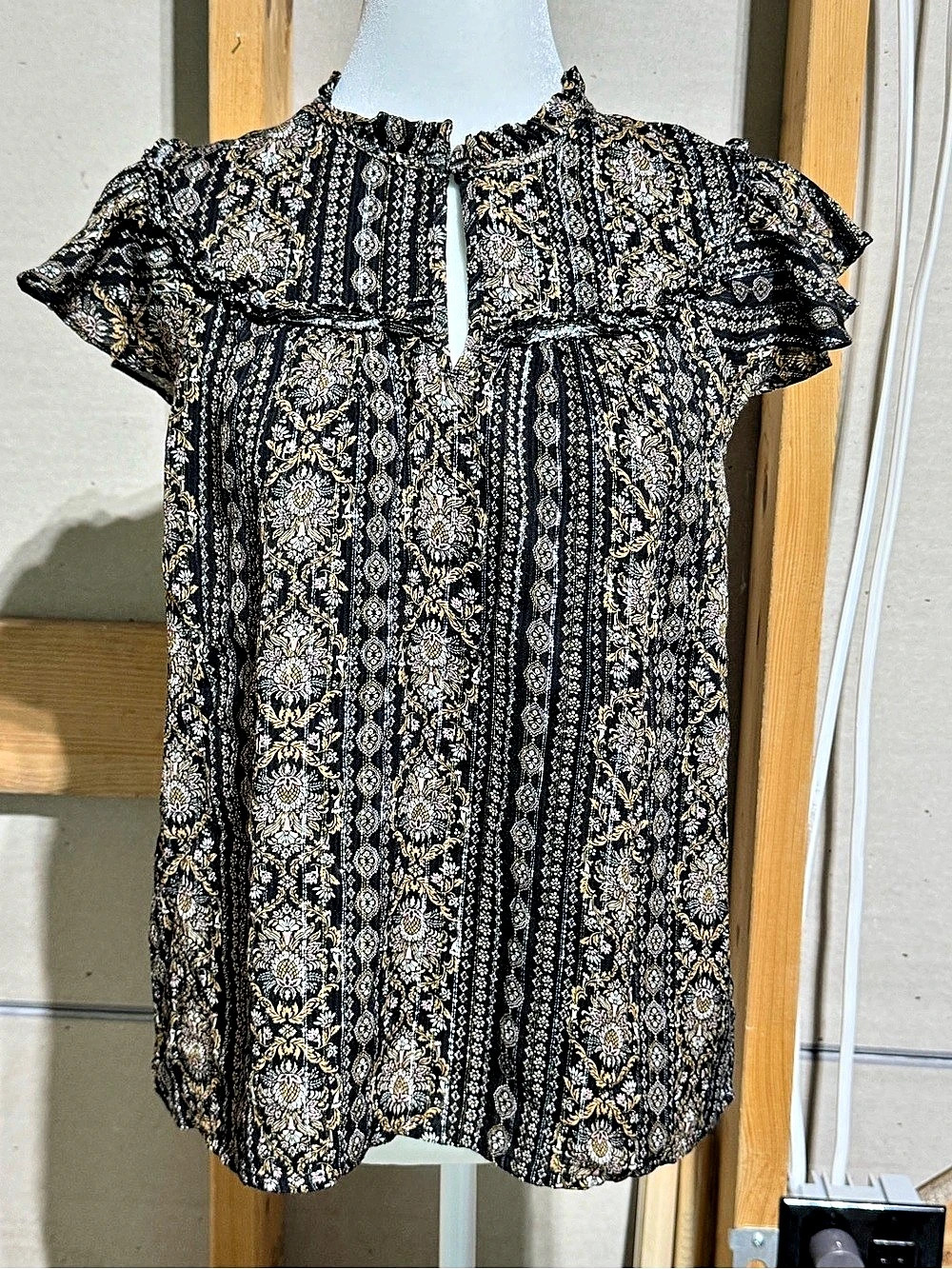 LOFT Black Floral Flutter Sleeve Blouse in Black & Gold Size Medium